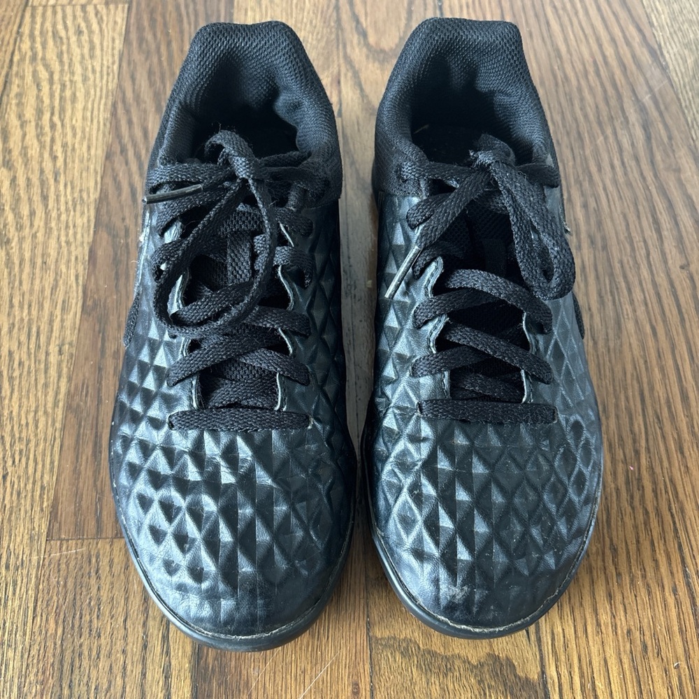 Nike JR Legend 8 Club IC Tiempo Black Youth Size 2Y